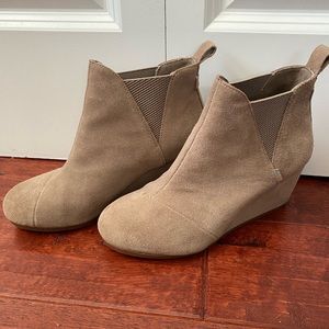 Like new 7.5 TOMS wedge boots